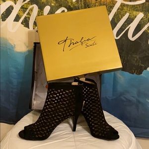 Black high heels booties in mint condition